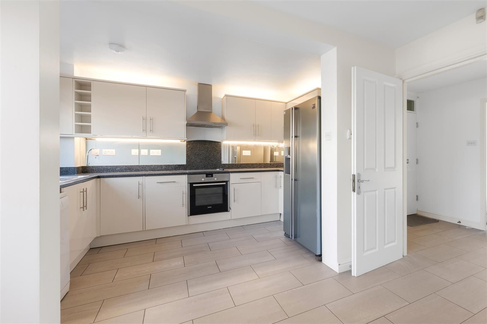 Flat Lansdowne Road in Greater London