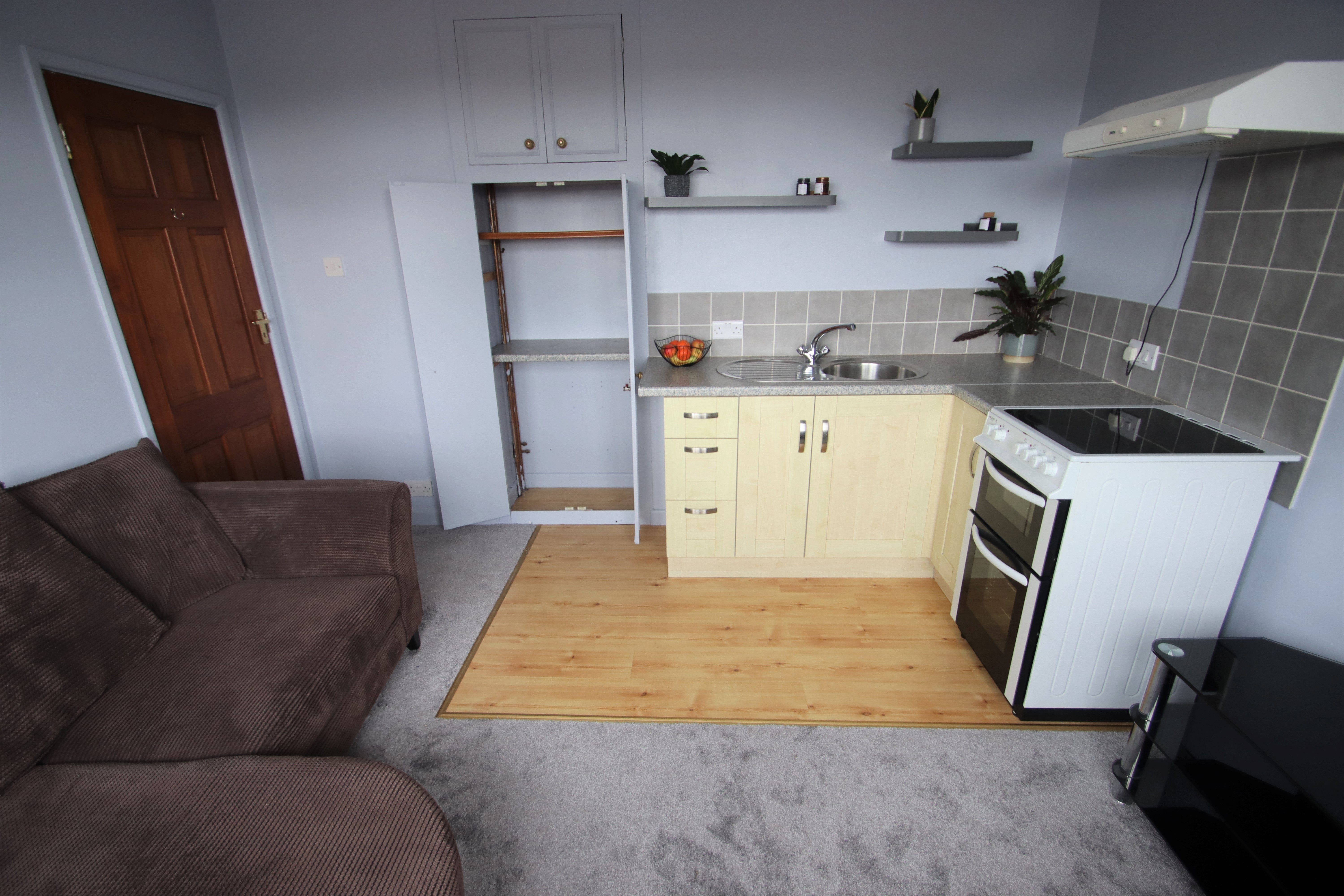 Flat South Lawn Close in Locking Parklands