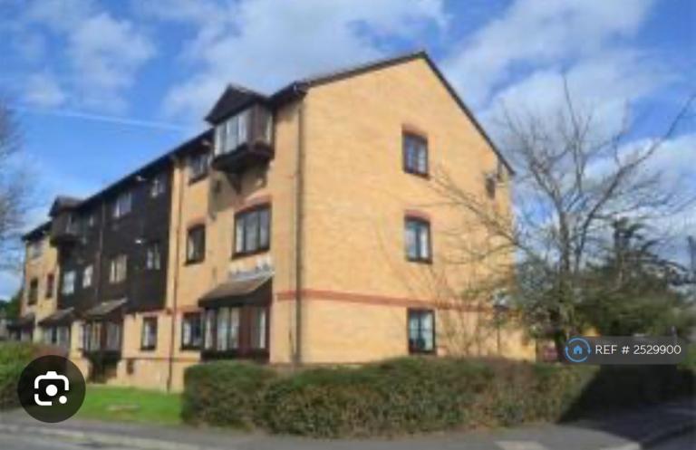 Flat Marbaix Gardens in Greater London
