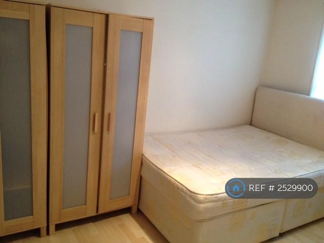 Flat Marbaix Gardens in Greater London