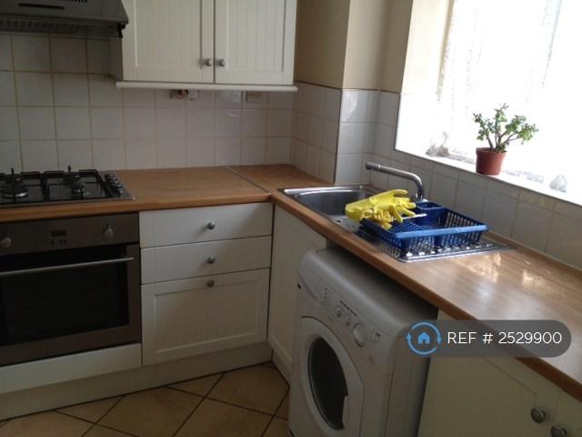 Flat Marbaix Gardens in Greater London