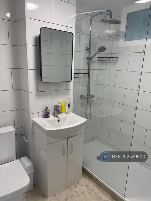 Flat Marbaix Gardens in Greater London