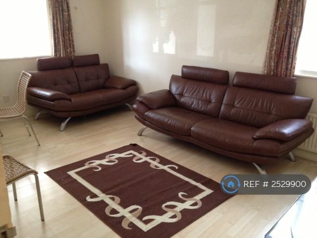 Flat Marbaix Gardens in Greater London