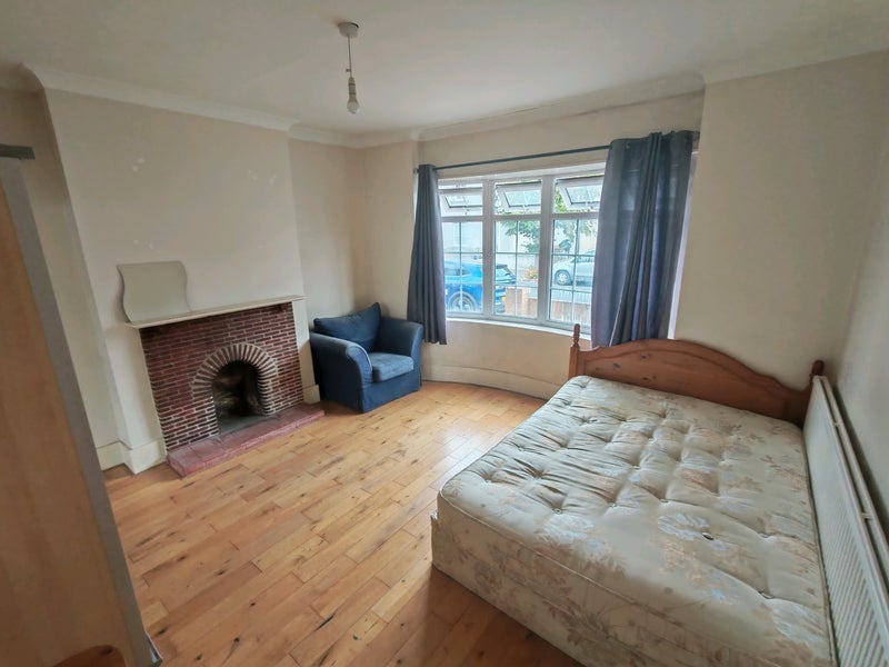 Room Davidson Road in Greater London