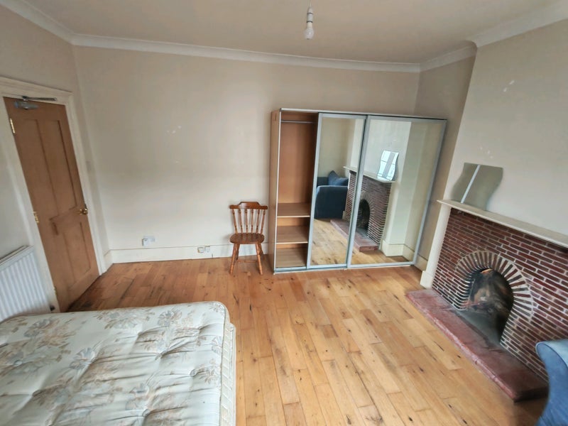Room Davidson Road in Greater London