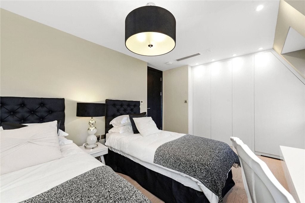 Flat Boydell Court in Greater London