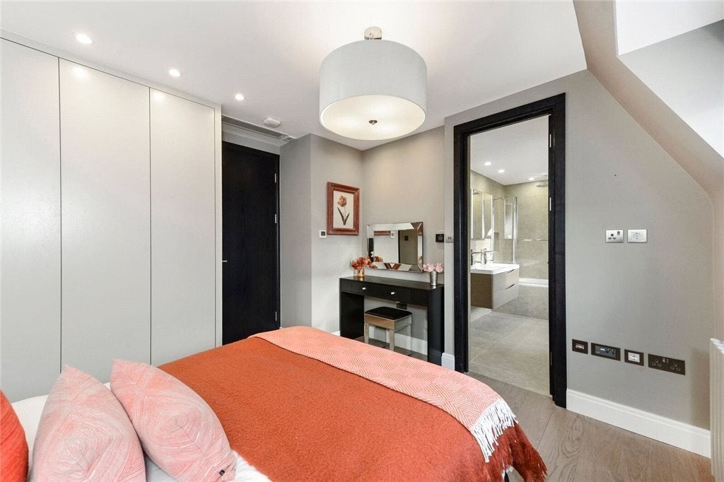 Flat Boydell Court in Greater London
