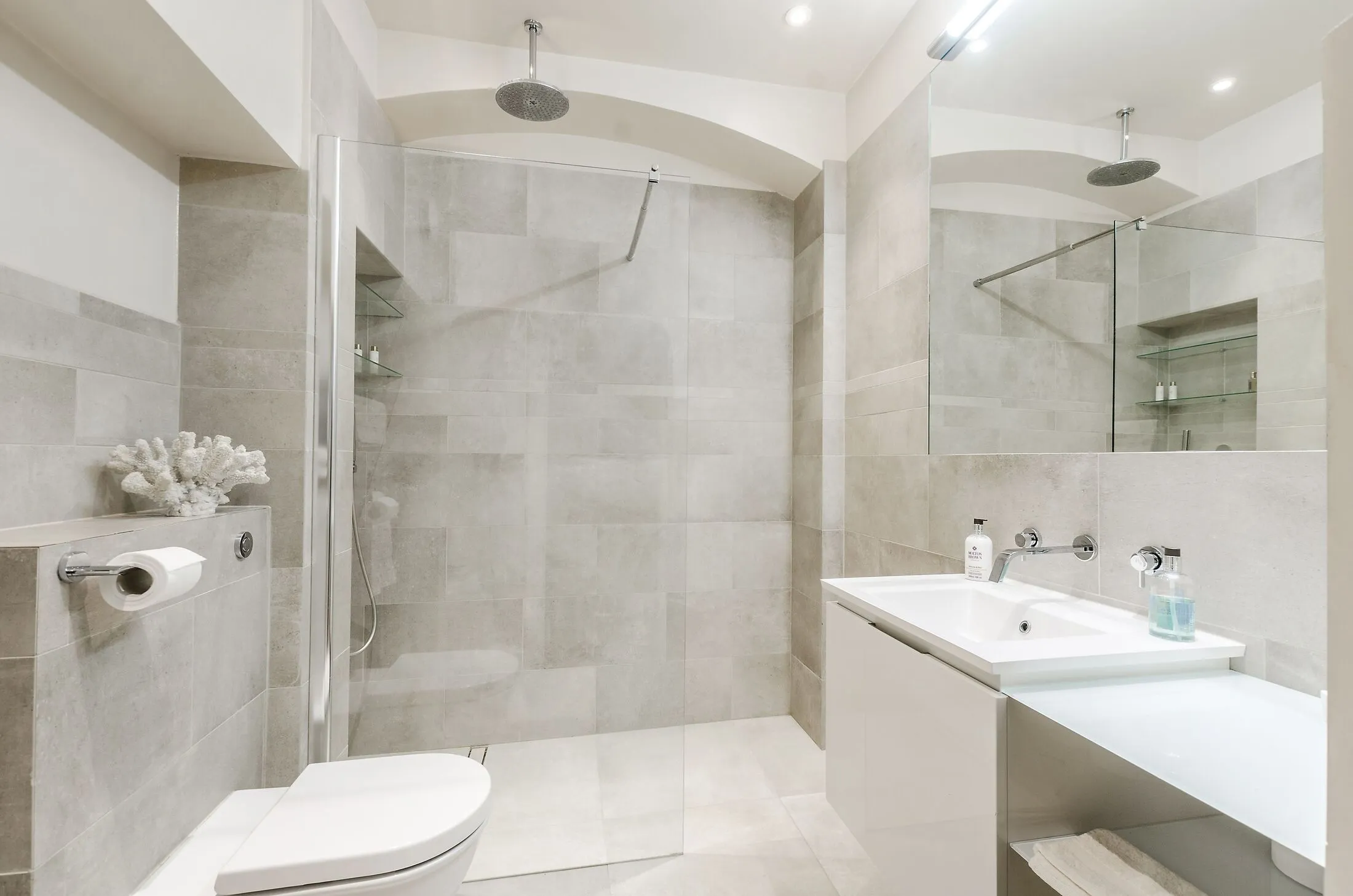 Flat Kensington Court in Greater London
