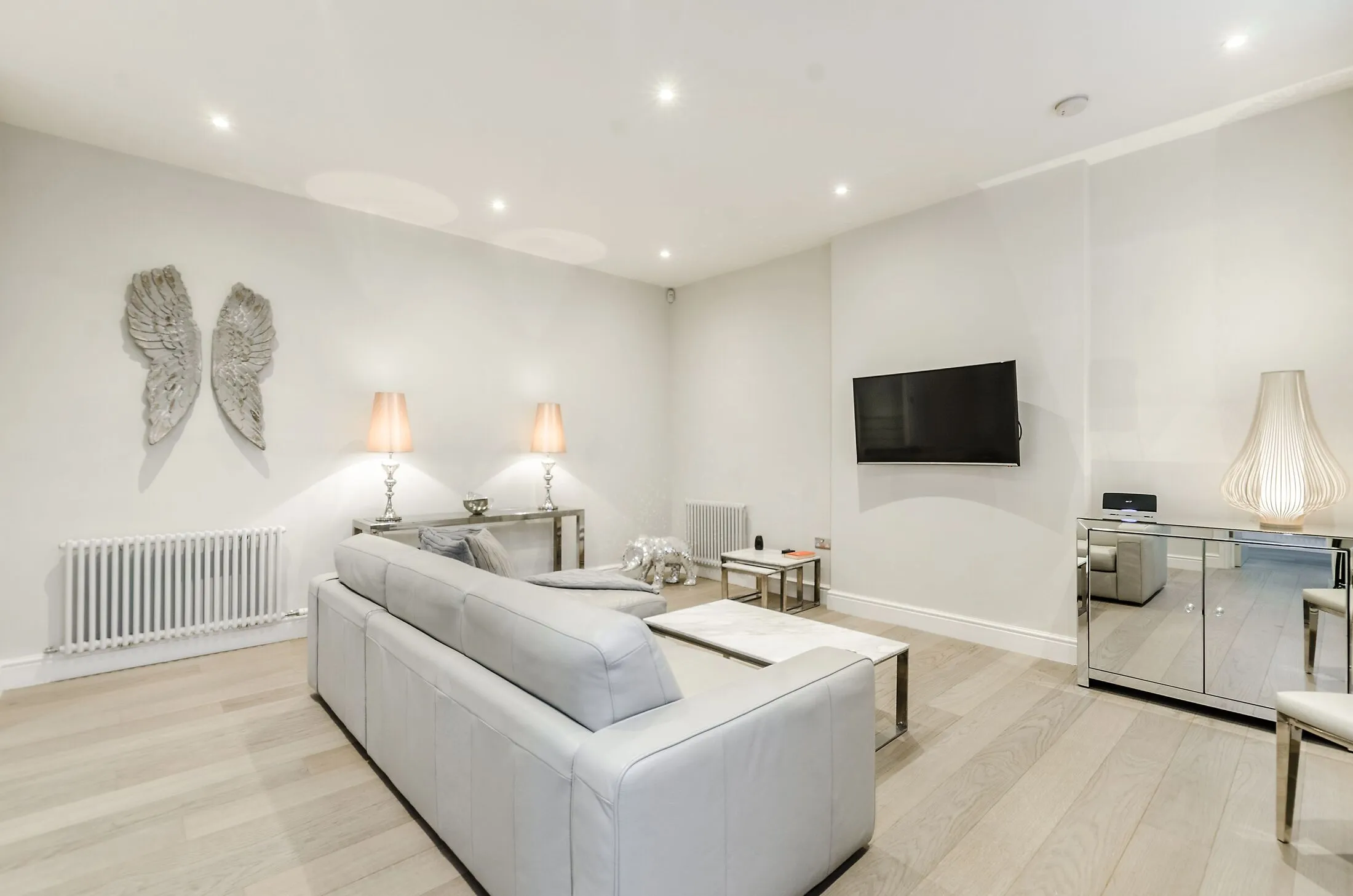 Flat Kensington Court in Greater London