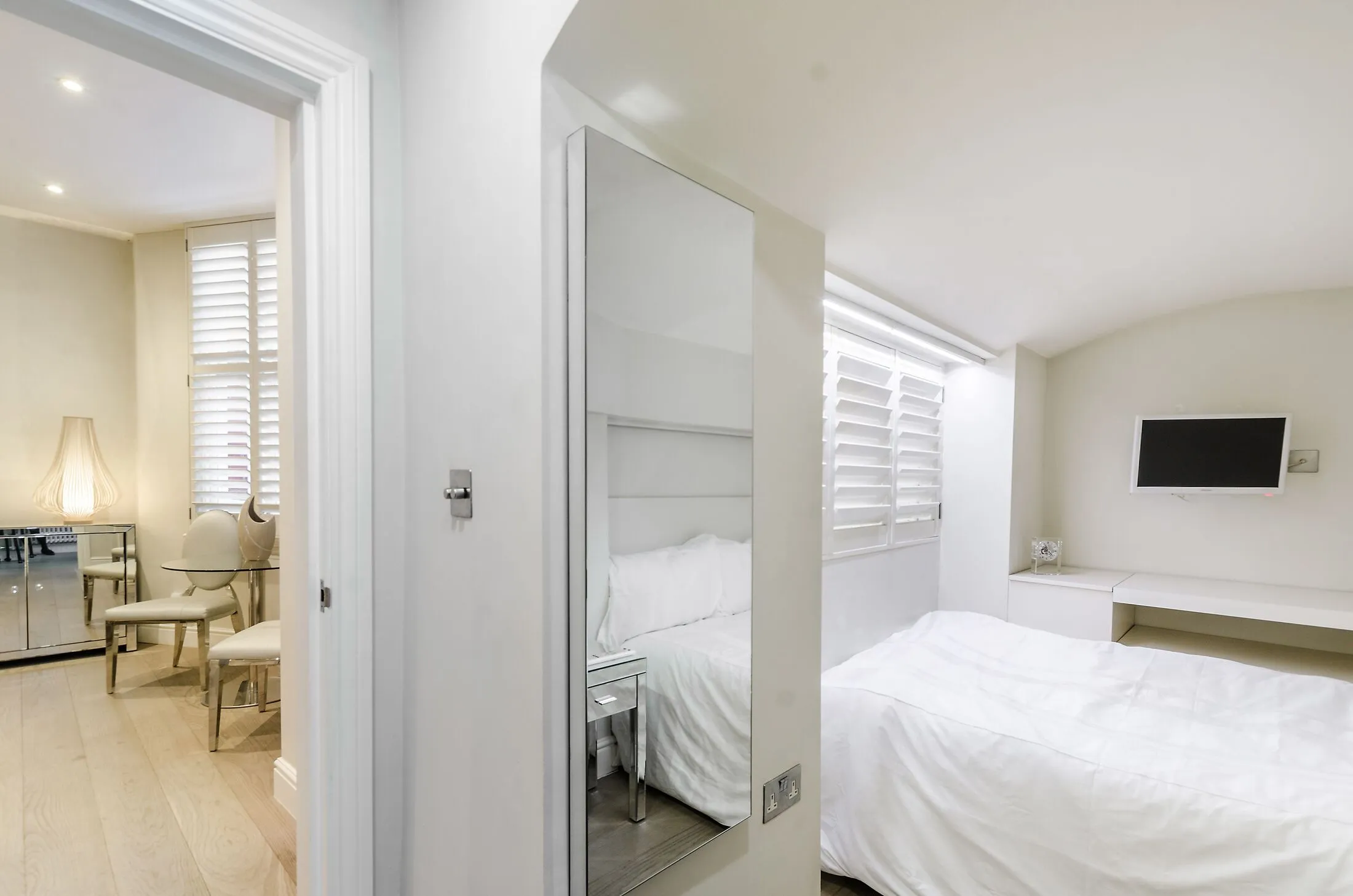 Flat Kensington Court in Greater London