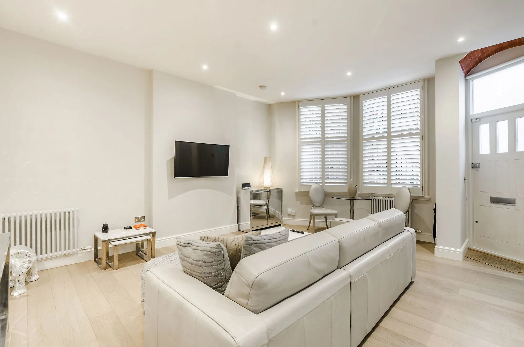 Flat Kensington Court in Greater London