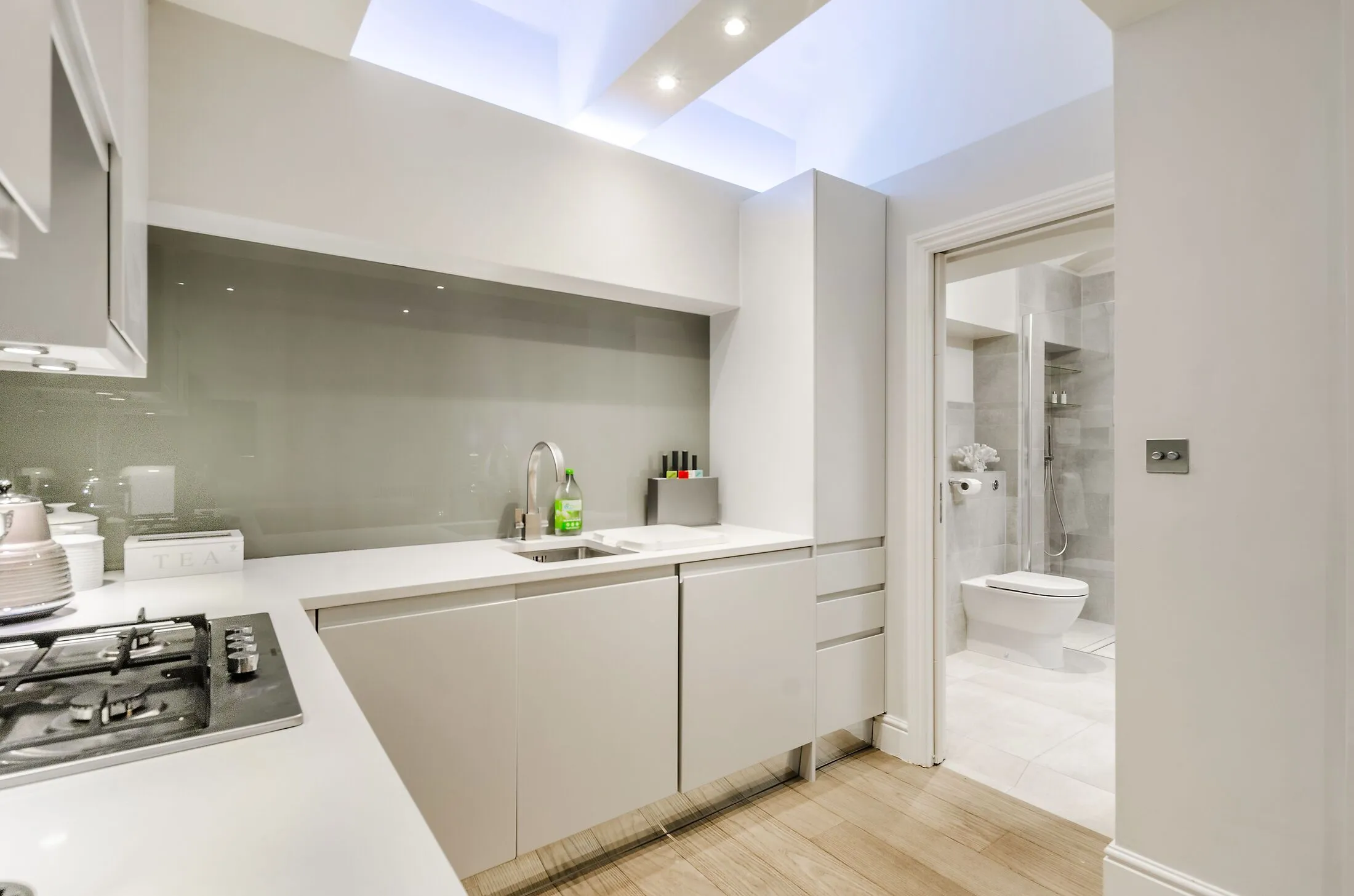 Flat Kensington Court in Greater London