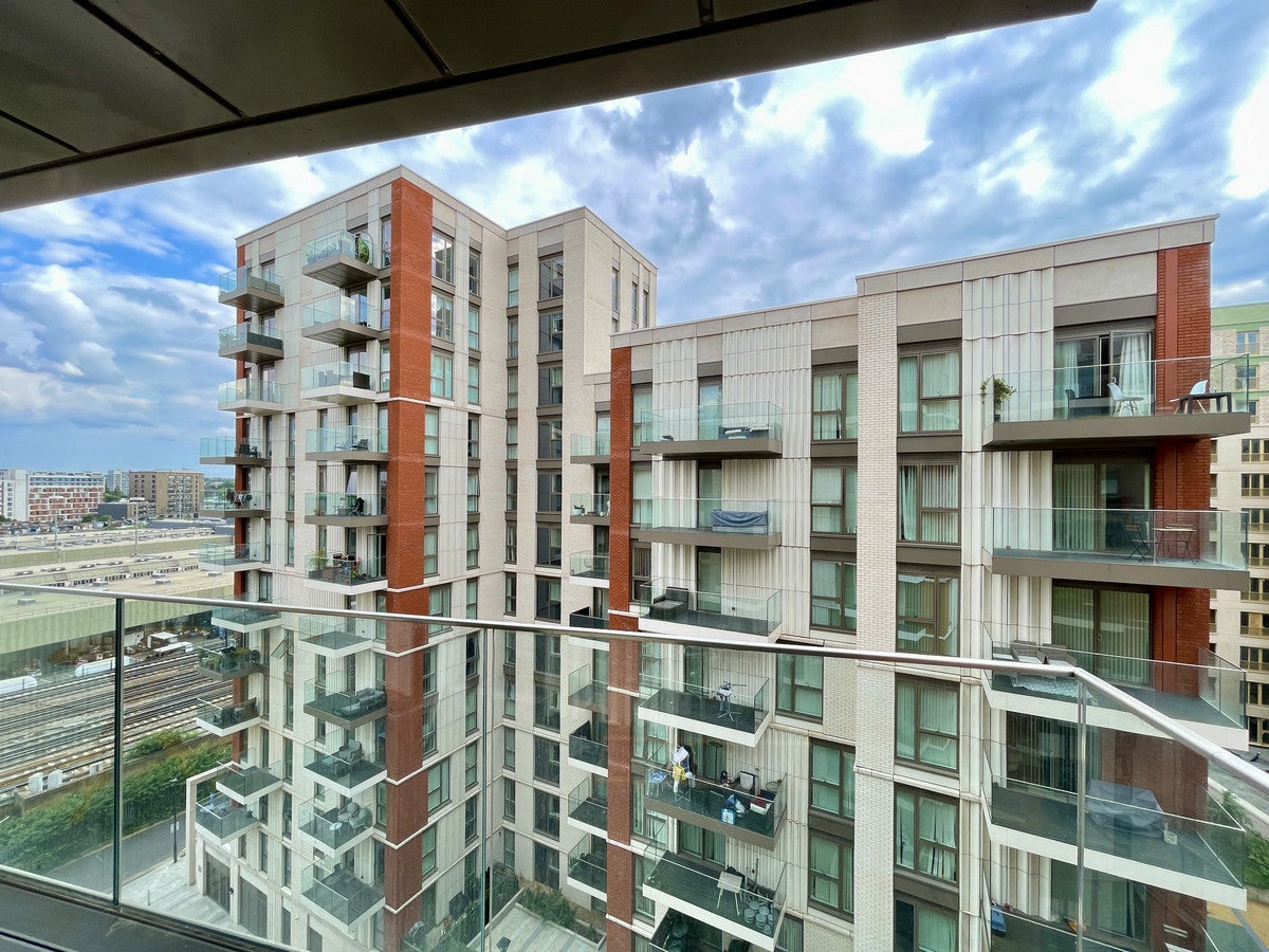 Flat Malthouse Road in London