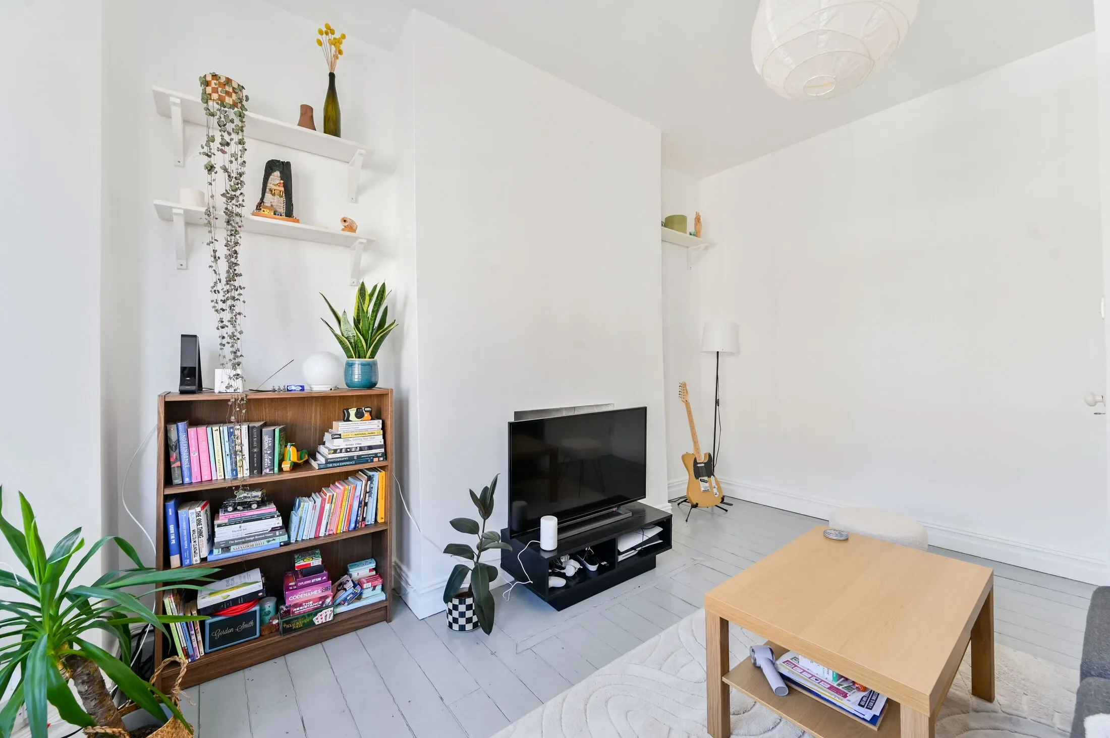Flat Crewdson Road in Greater London