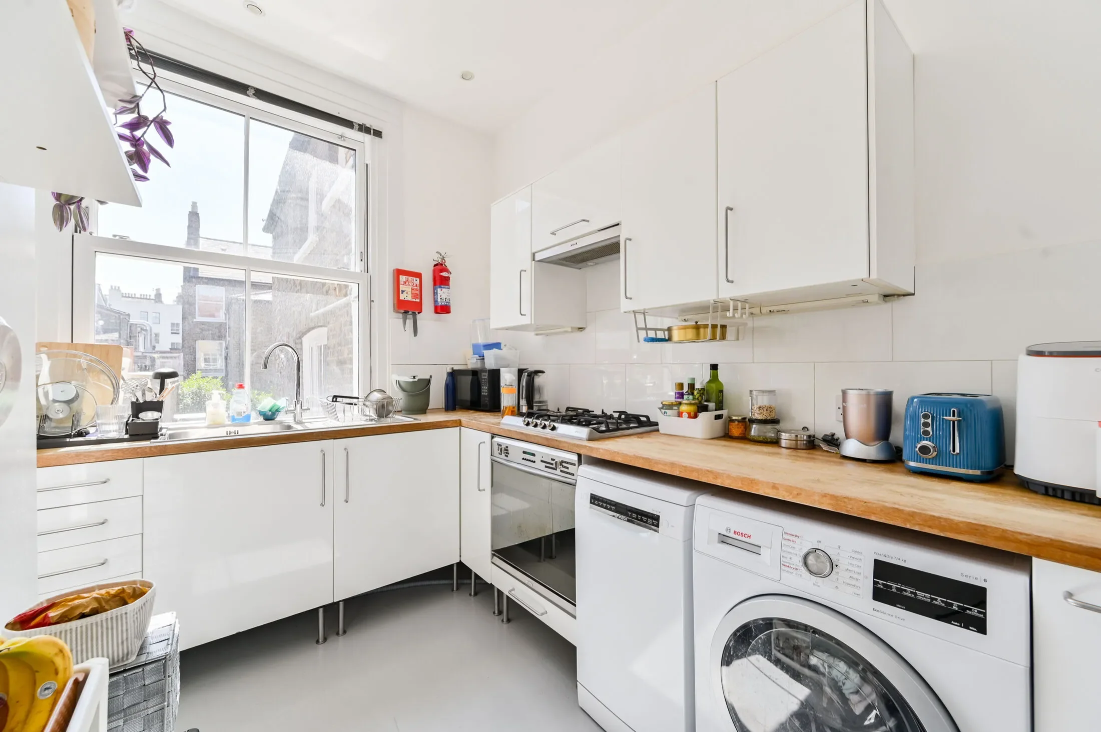 Flat Crewdson Road in Greater London