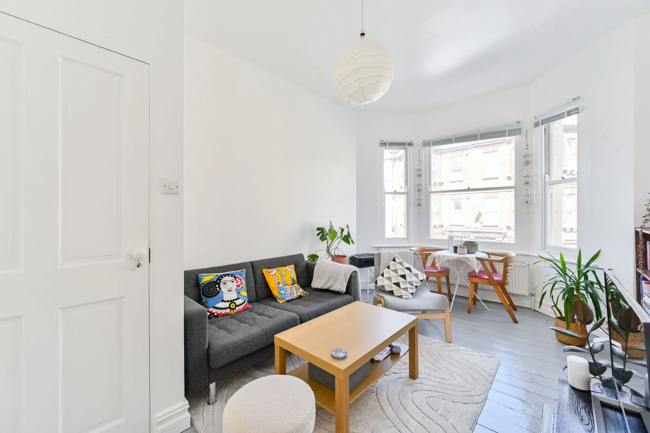 Flat Crewdson Road in Greater London