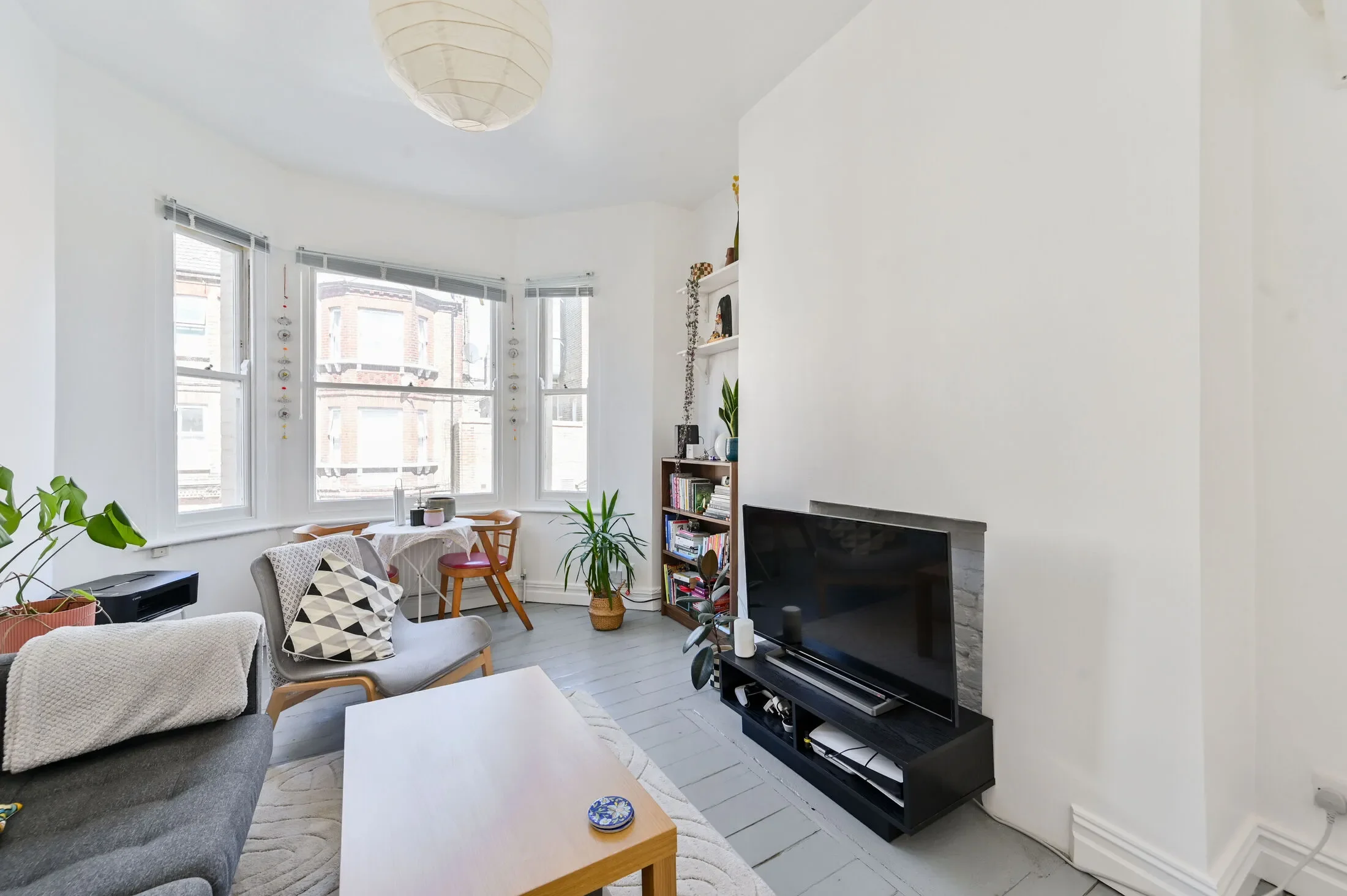 Flat Crewdson Road in Greater London