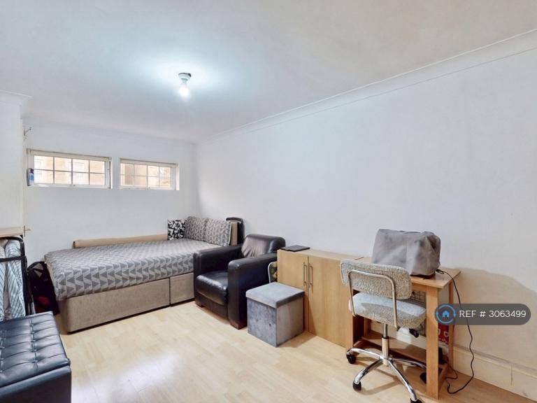Room Chilcott Close in Greater London