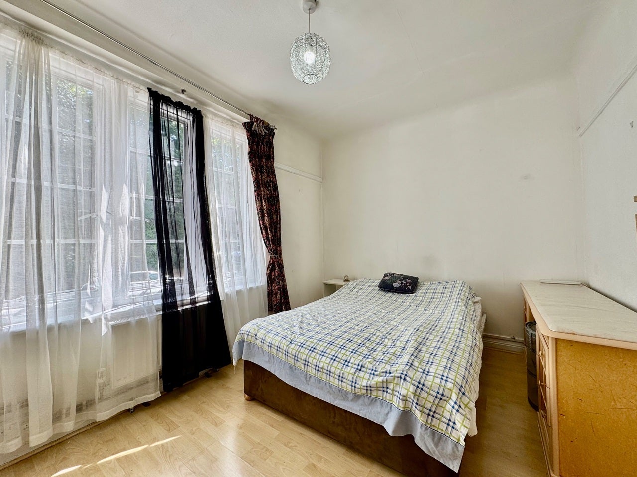 Flat Mortimer Crescent in Greater London