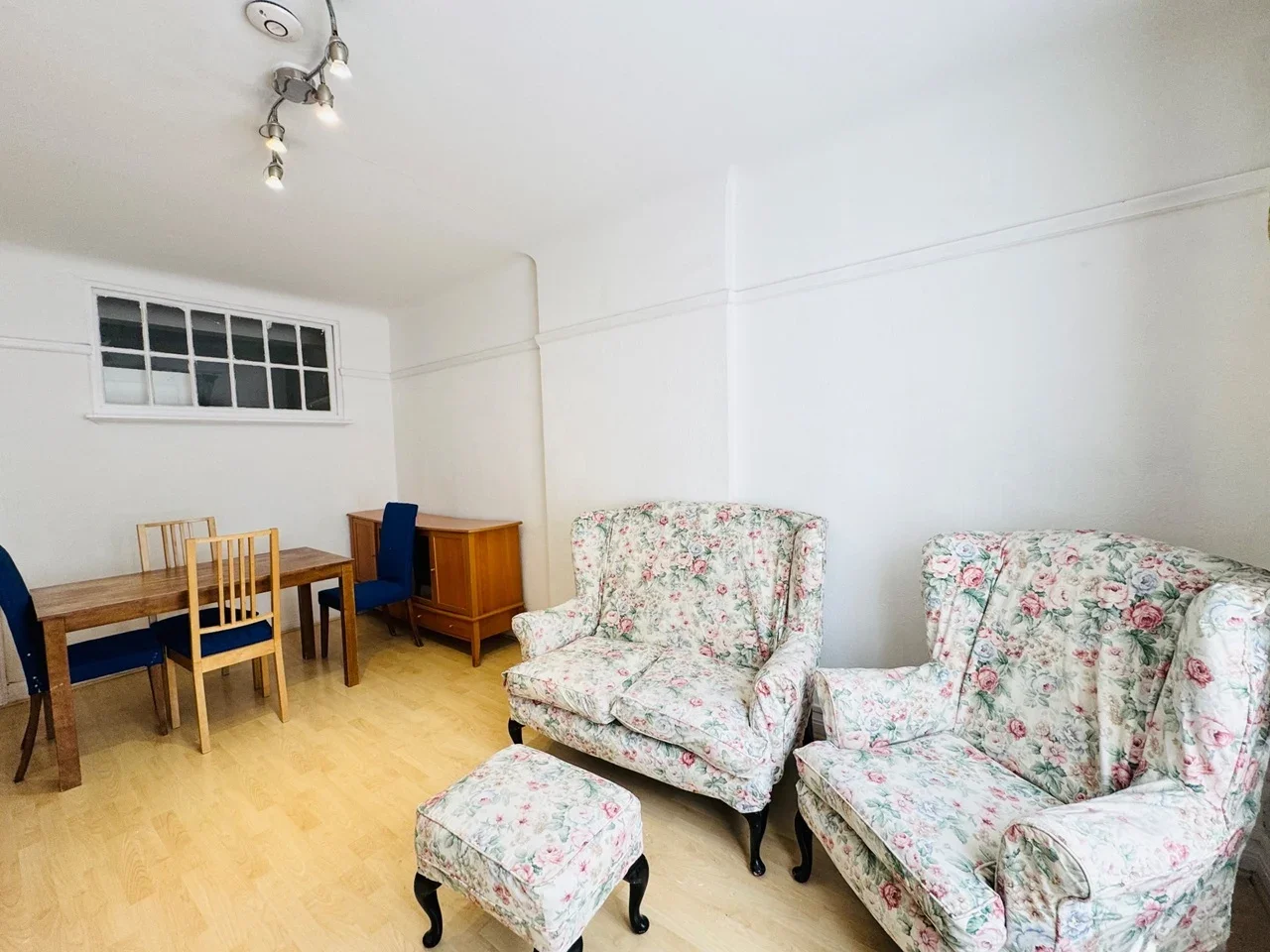 Flat Mortimer Crescent in Greater London