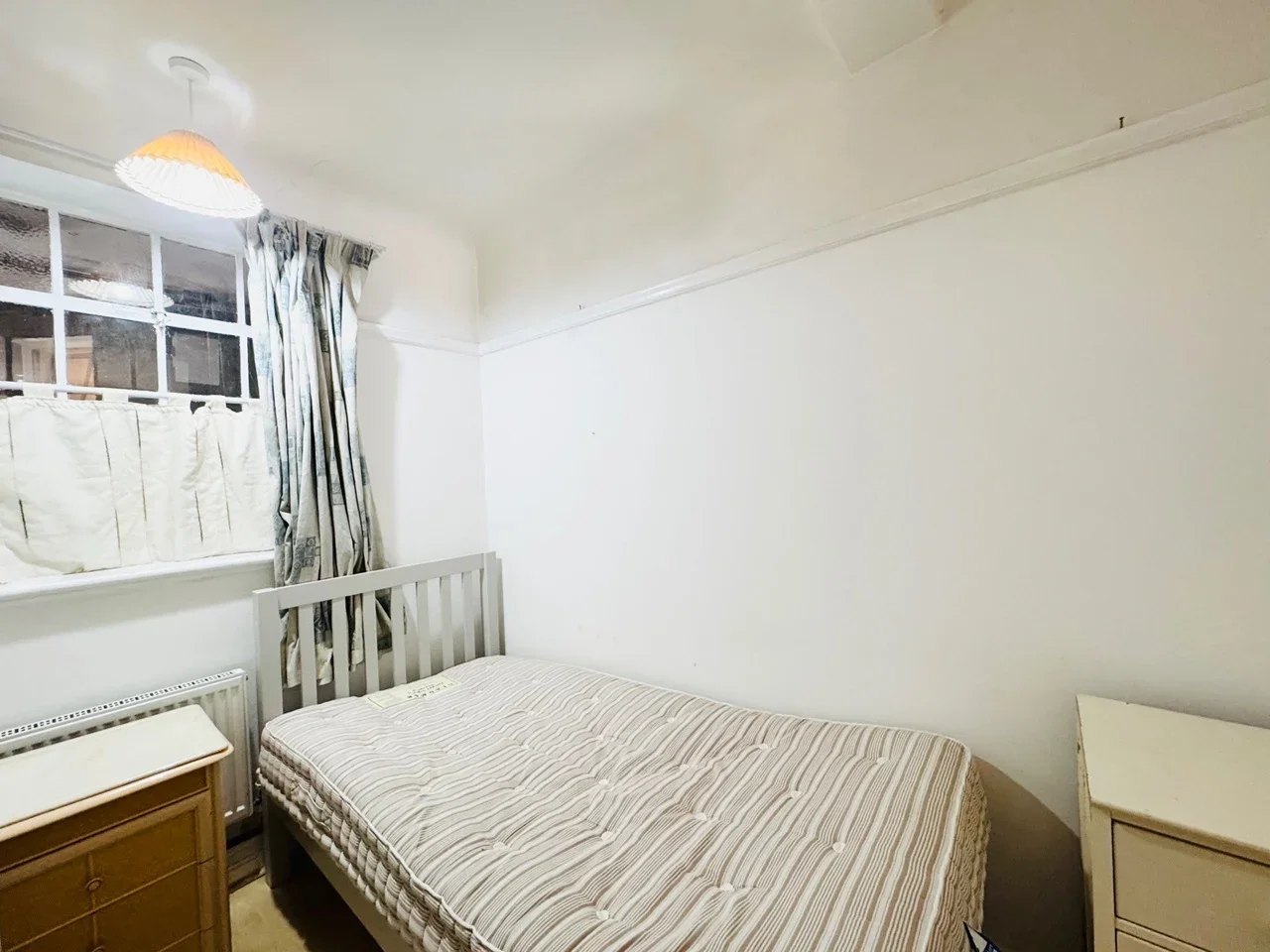 Flat Mortimer Crescent in Greater London