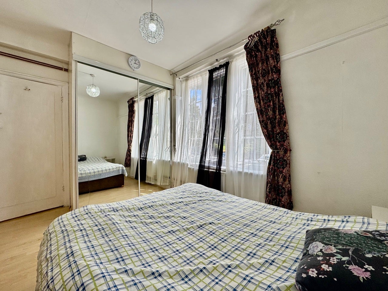 Flat Mortimer Crescent in Greater London