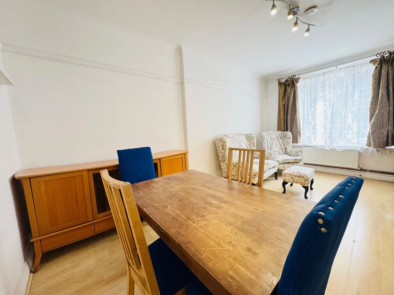 Flat Mortimer Crescent in Greater London