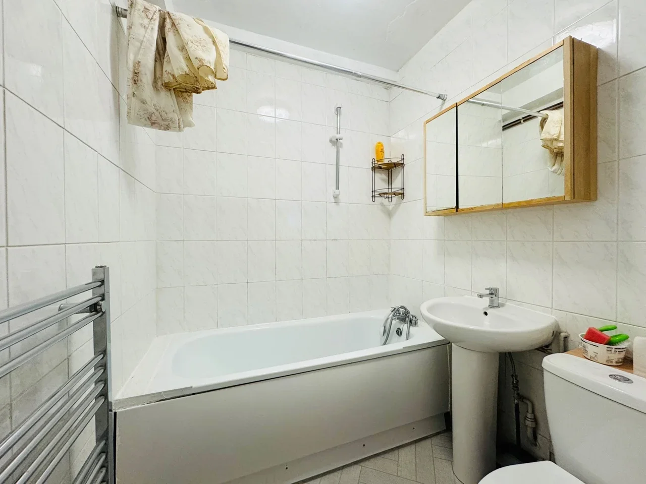 Flat Mortimer Crescent in Greater London