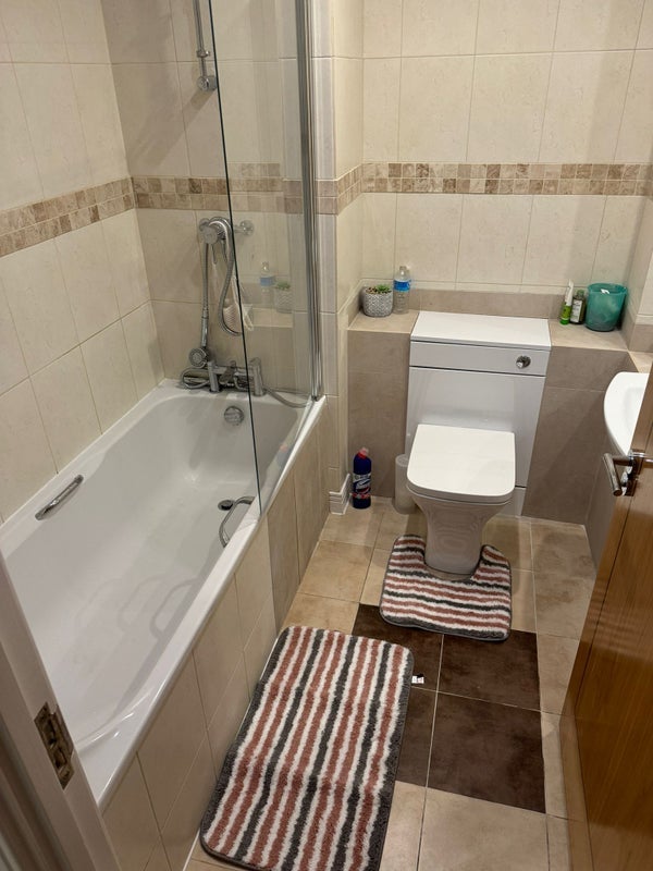 Room Newport Avenue in Greater London