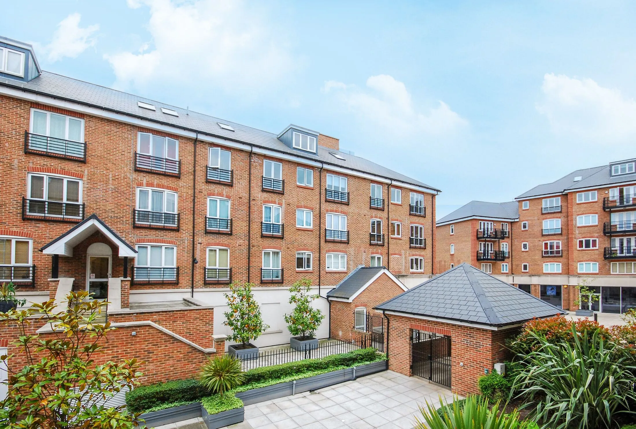 Flat Brentford High Street in Greater London