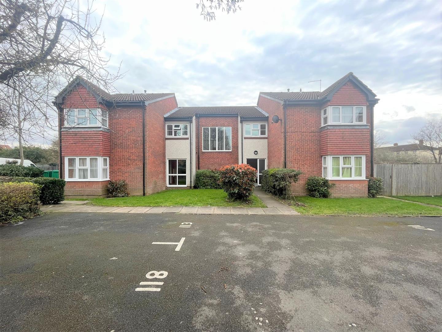 Flat Clarkes Drive in Greater London