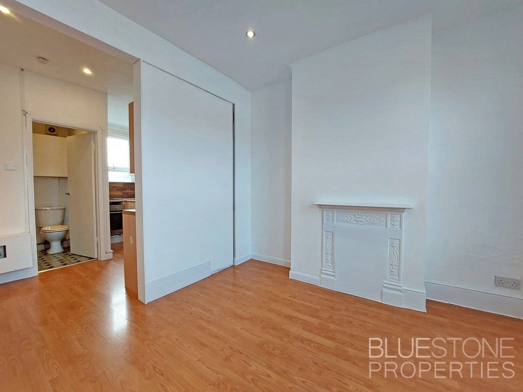 Flat Woodmansterne Road in Greater London