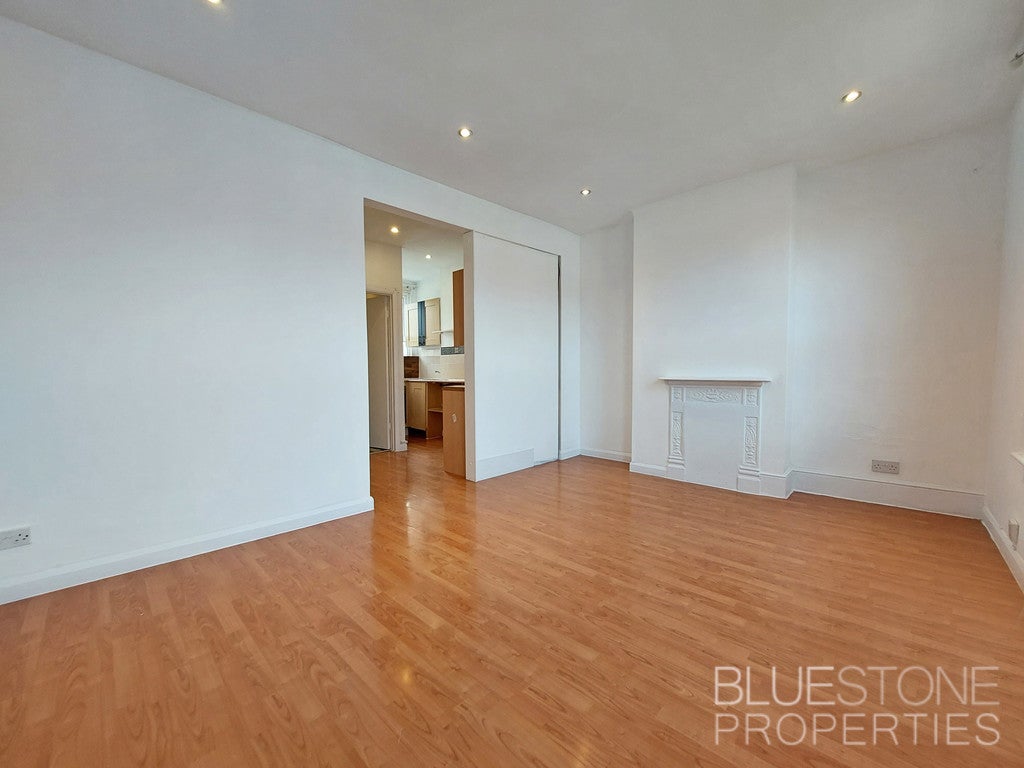 Flat Woodmansterne Road in Greater London