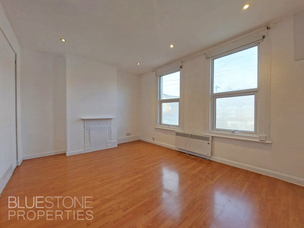 Flat Woodmansterne Road in Greater London