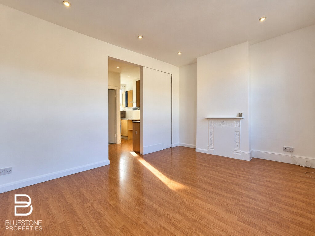 Flat Woodmansterne Road in Greater London