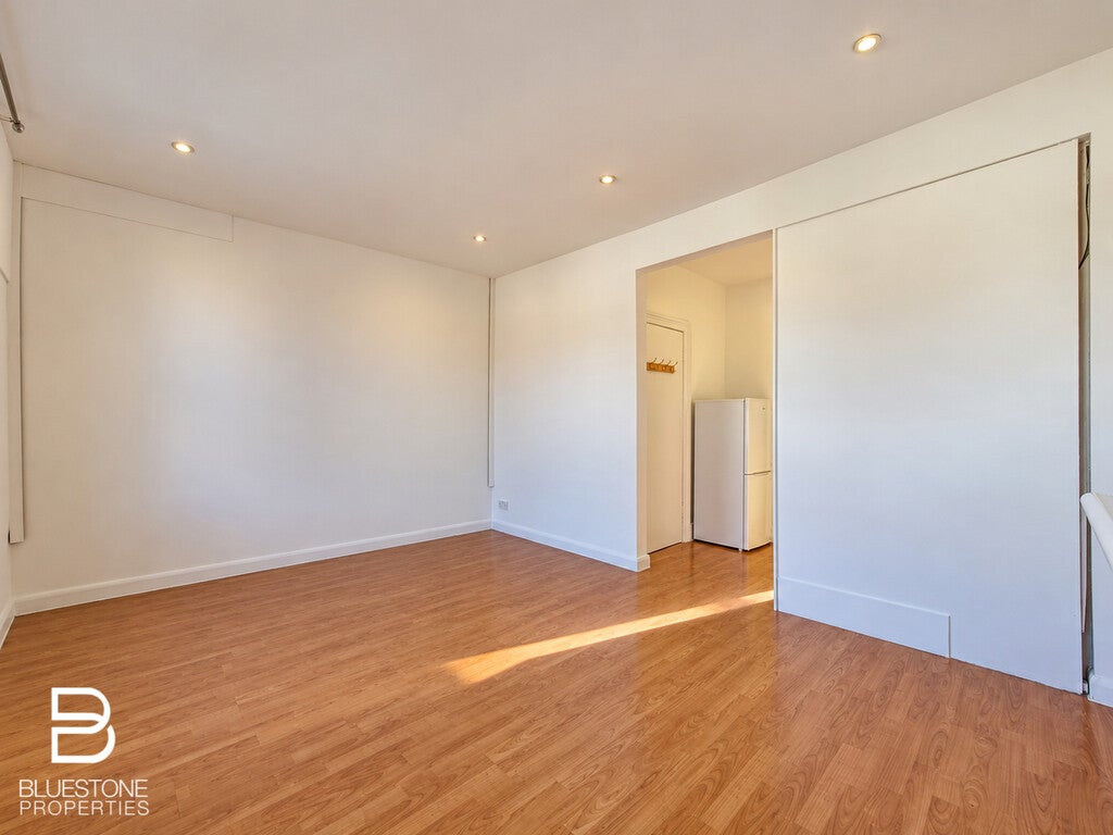 Flat Woodmansterne Road in Greater London