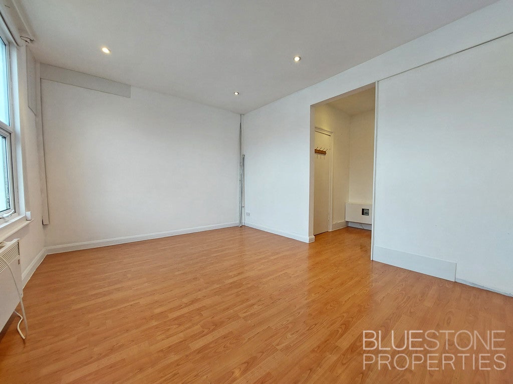 Flat Woodmansterne Road in Greater London