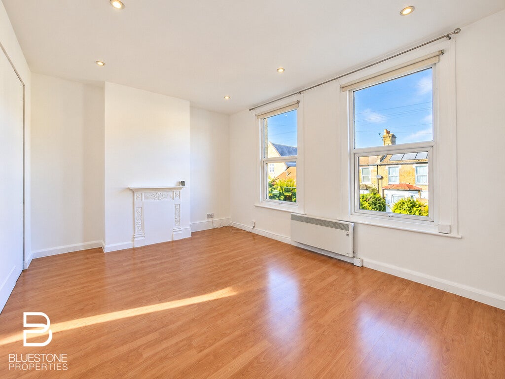 Flat Woodmansterne Road in Greater London