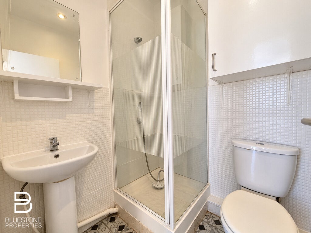 Flat Woodmansterne Road in Greater London