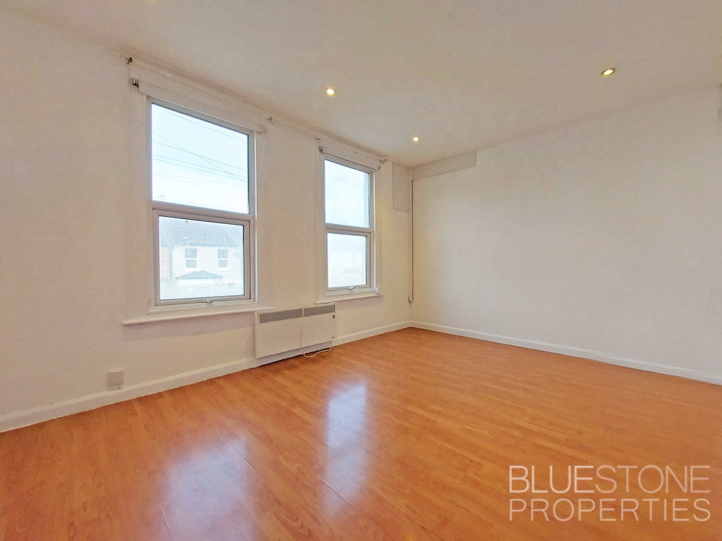 Flat Woodmansterne Road in Greater London