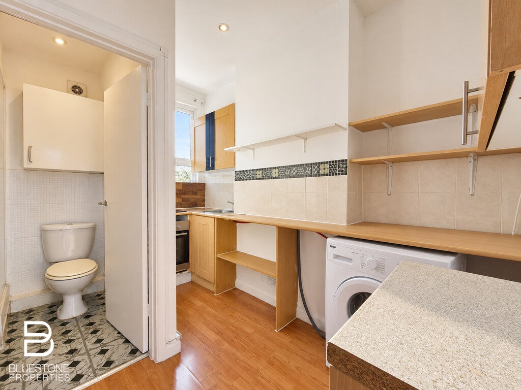 Flat Woodmansterne Road in Greater London