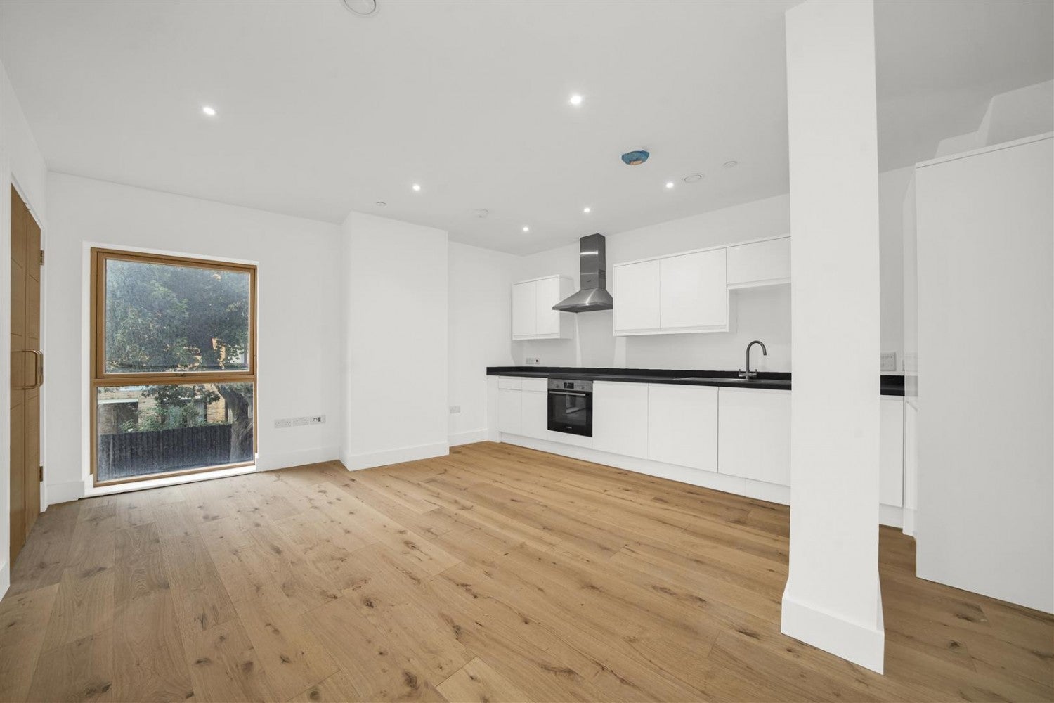 Flat Kingsland Road in Greater London