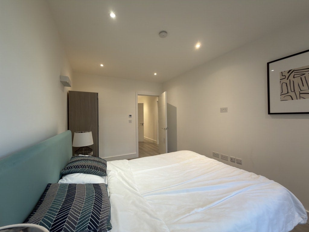 Flat Harlequin Avenue in Greater London