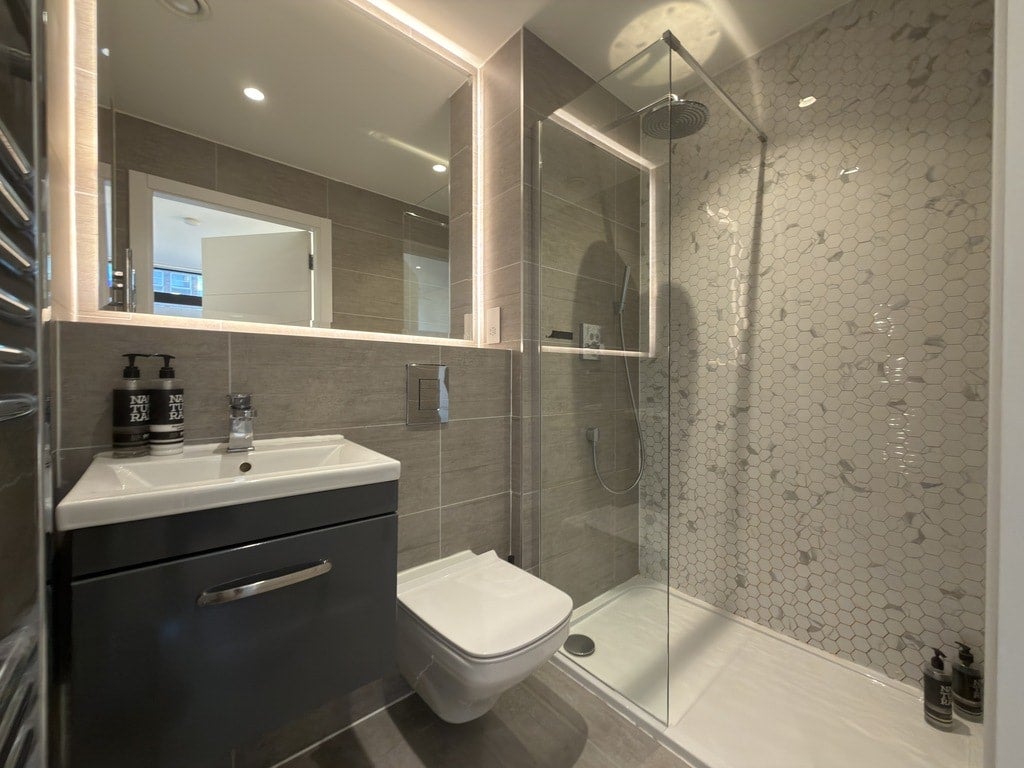 Flat Harlequin Avenue in Greater London