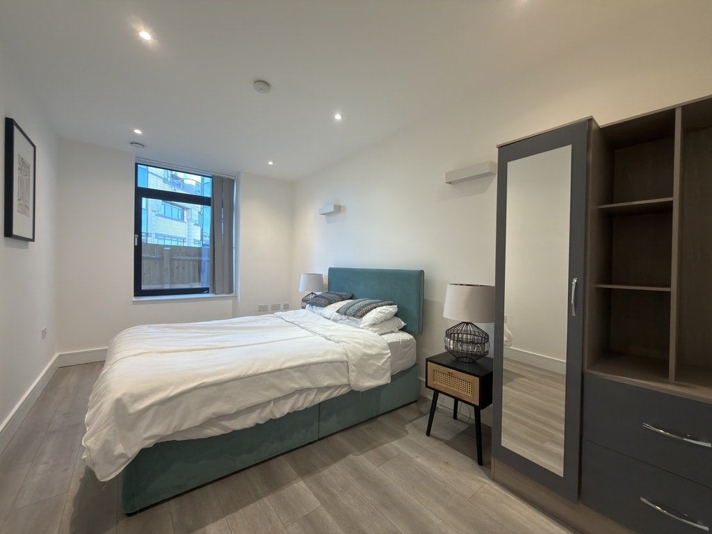 Flat Harlequin Avenue in Greater London