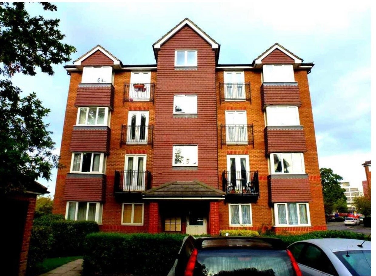 Flat Jemmett Close in Greater London