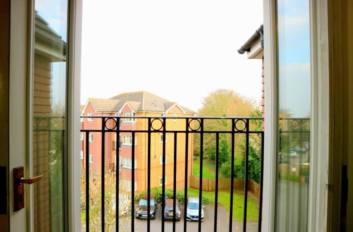 Flat Jemmett Close in Greater London