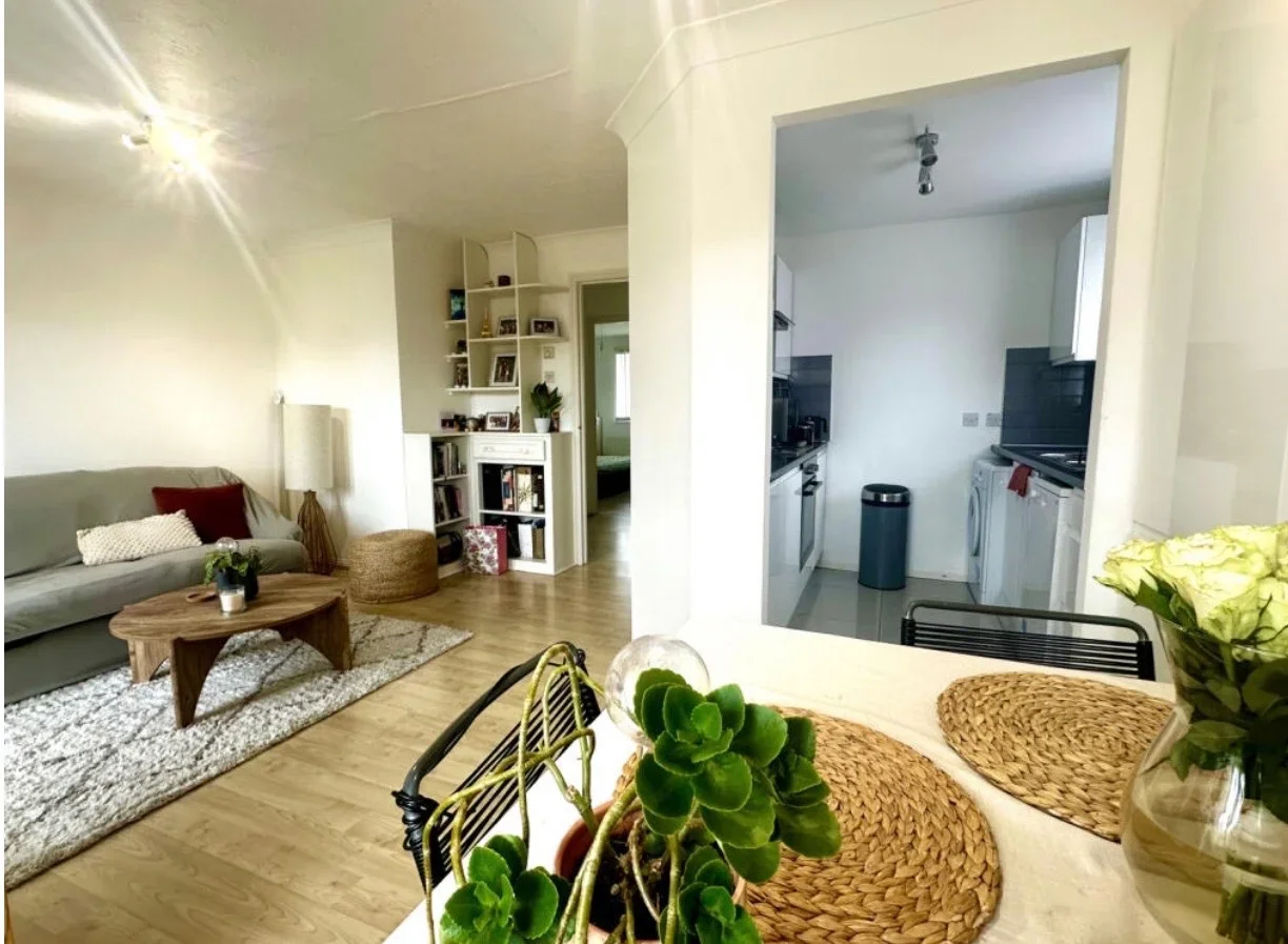 Flat Jemmett Close in Greater London