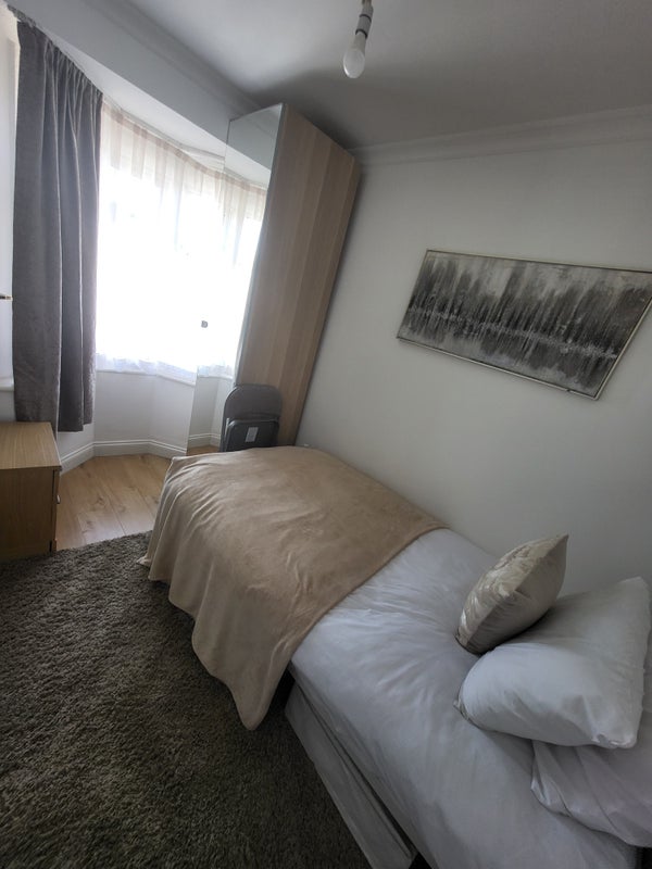 Room Lansdowne Road in Greater London