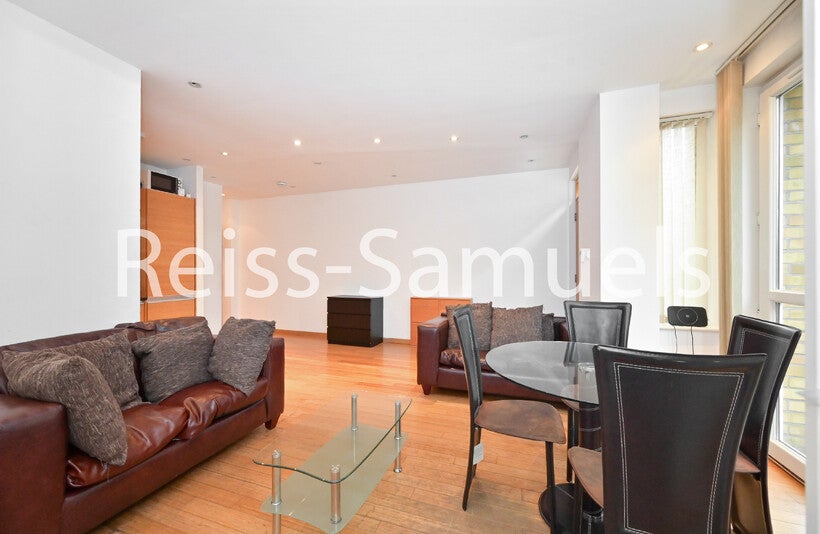 Flat Westferry Road in Greater London